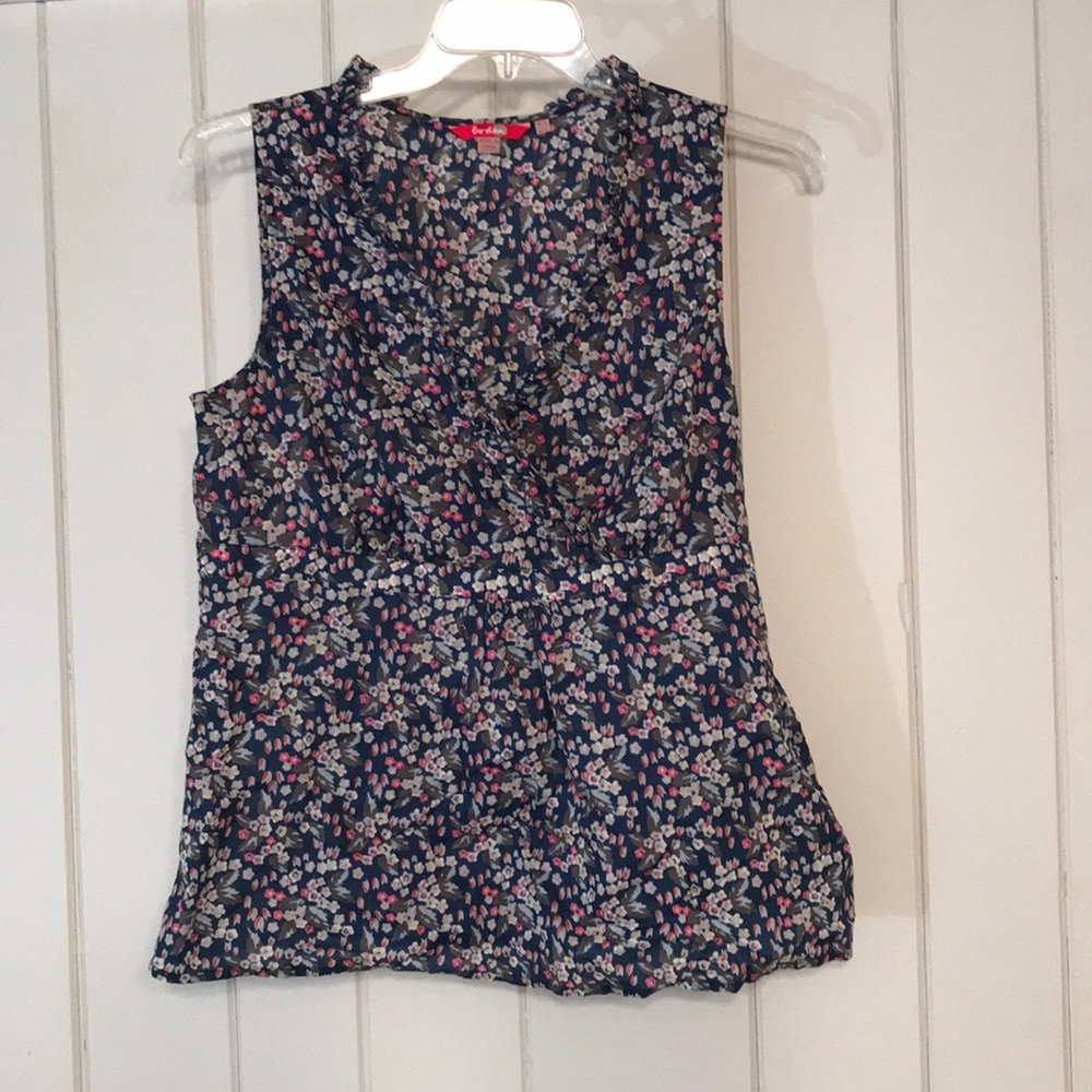 Boden size 12 sleeveless blouse! So feminine!